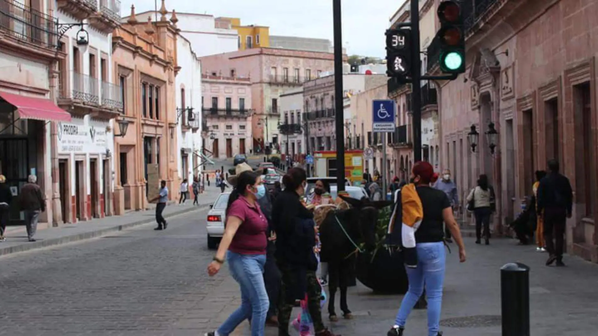 Turistas en el centro de la ciudad de Zacatecas